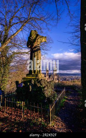 Vista dall'Apollinarisberg e la statua di San Francesco verso l'Apollinariskirche a Remagen, distretto di Ahrweiler, Renania-Palatinato, tedesco Foto Stock