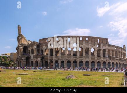 Roma, Colosseo vista dall'esterno da ovest Foto Stock