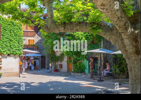 Vicolo in Yvoire, dipartimento di alta Savoia, Auvergne-Rhone-Alpes, Francia Foto Stock