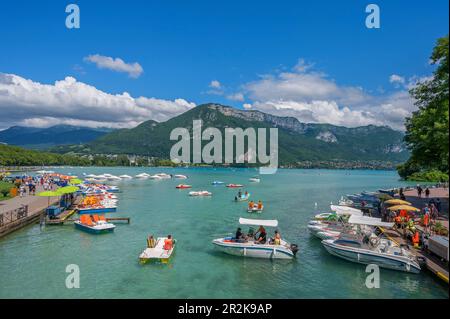 Vista dal Pont des Amours sul Lac de Annecy, dipartimento di Haute-Savoie, Auvergne-Rhône-Alpes, Francia Foto Stock