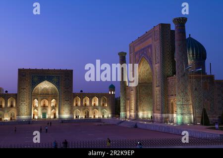 SAMARCANDA, UZBEKISTAN - 15 SETTEMBRE 2022: Antica Tillya-Kari e Sherdor madrasa in illuminazione notturna. Serata in Piazza Registan Foto Stock