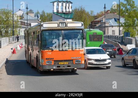 PSKOV, RUSSIA - 08 MAGGIO 2023: Vecchio autobus della Hess (Volvo B10M) nel traffico urbano in un giorno di sole maggio Foto Stock