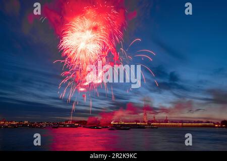 Fuochi d'artificio sulla Fortezza di Pietro e Paolo. Giornata della vittoria a San Pietroburgo. Russia Foto Stock