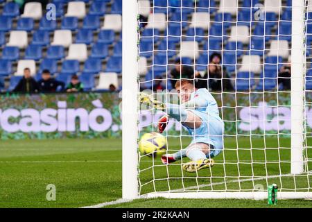 Michele di Gregorio (AC Monza) non può salvare la penalità durante il campionato italiano Serie Una partita di calcio tra US Sassuolo e AC Monza il 19 maggio 2023 allo Stadio Mapei di Reggio Emilia - Credit: Luca Rossini/e-Mage/Alamy Live News Foto Stock