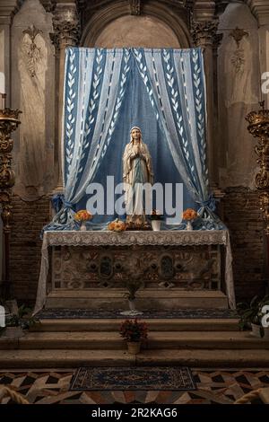 Altare con Vergine Mari in Chiesa di Sant'Eufemia - Giudecca Venezia Italia Foto Stock