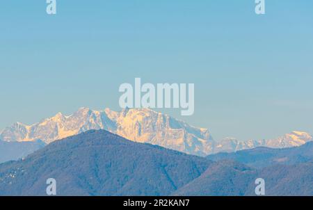 Vetta montana innevata Monte Rosa in una giornata di sole con cielo limpido in Ticino, Svizzera. Foto Stock