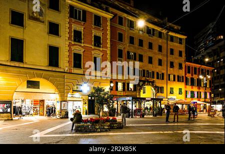 Piazza Cavour nel centro storico di Rapallo in serata, Rapallo, Liguria, Riviera di Levante, Italia Foto Stock
