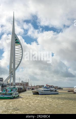 Spinnaker Tower nel porto di Portsmouth, Hampshire, Inghilterra Foto Stock