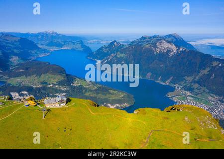 Vista aerea della stazione di vertice di Frontalpstock con il lago di Lucerna, Rigi e Pilatus, Morschach, Alpi Glarner, Cantone di Svitto, Svizzera Foto Stock