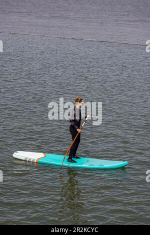 Lady paddle boarding sul Marine Lake Foto Stock