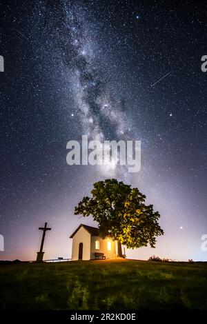 Via Lattea sopra Cappella vicino Hofaschenbach, Hesse, Rhoen, Germania Foto Stock