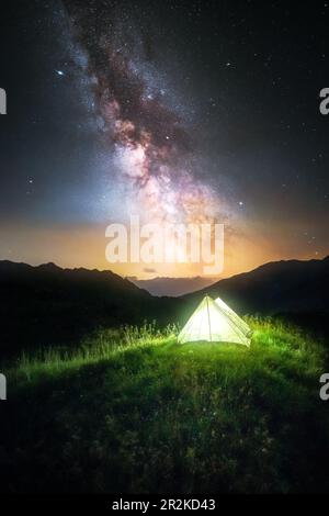 Una tenda illuminata alta nelle Alpi vicino Navis Austria Foto Stock