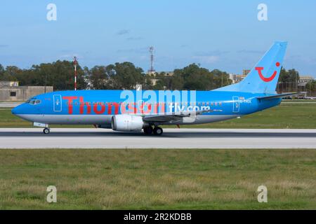 Thomsonfly Boeing 737-36Q (Reg.: G-THOK) pista di ritorno 13 per decollo. Foto Stock