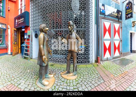 Monumento a Tünnes e Schäl, due personaggi leggendari del teatro delle marionette Hänneschen a Colonia, Renania settentrionale-Vestfalia, Germania Foto Stock