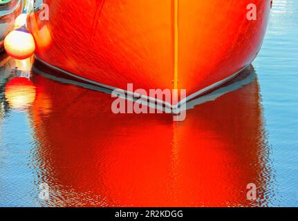 Riflesso di una barca rossa in acqua, Halifax, Nuova Scozia, Canada Foto Stock