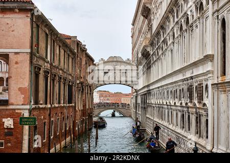 Vista sul famoso ponte della paglia con origini dal 1360, rinnovato nel 1847 e con vista sul Ponte dei Sospiri, Venezia, Italia, Foto Stock