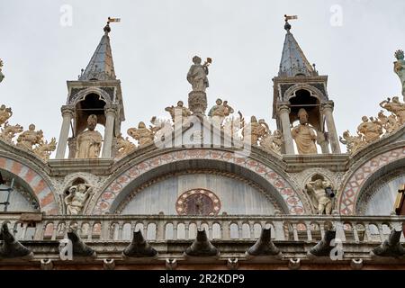 Vista dalla Piazzetta dei Leoncini fino alla famosa Basilica di San Marco con volte interne dorate, innumerevoli mosaici e. Foto Stock