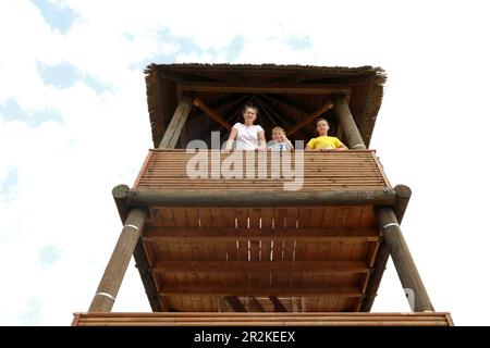 Madre con due figli sulla torre di osservazione in legno nel villaggio di Cossack Foto Stock