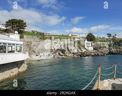 Pebble Beach a Plymouth Hoe è stata temporaneamente chiusa al pubblico a causa dell'erosione. La piccola spiaggia vicino al ristorante Wet Wok è raggiungibile via s. Foto Stock