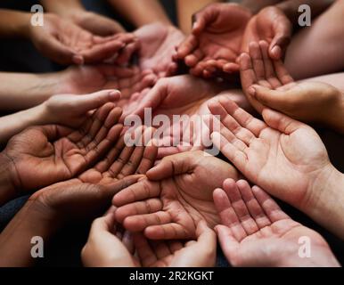 Persone, diversità e palma aperta con sostegno in una comunità con unità e cura. Raggruppa, aiuta e si unisce alla carità con la donazione e. Foto Stock