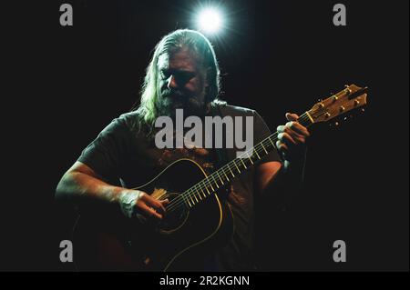 TORINO: Il Buffalo Bianco (nome del musicista e cantautore americano Jake Smith) che si esibisce dal vivo sul palco al CAP10100 di Torino, per il tour “anno del cavallo scuro” Foto Stock