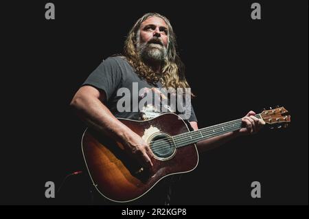 TORINO: Il Buffalo Bianco (nome del musicista e cantautore americano Jake Smith) che si esibisce dal vivo sul palco al CAP10100 di Torino, per il tour “anno del cavallo scuro” Foto Stock