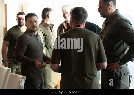 Il Presidente dell'Ucraina Volodymyr Zelensky (a sinistra) al Grand Prince Hotel, durante il summit del G7 a Hiroshima, Giappone. Data immagine: Sabato 20 maggio 2023. Foto Stock