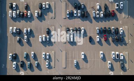 Almaty, Kazakhstan - 4 maggio 2023: Le auto si trovano a caso nel parcheggio. Vista dall'alto Foto Stock