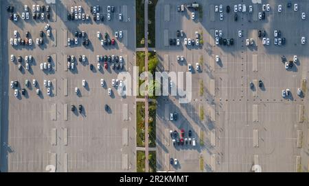 Almaty, Kazakhstan - 4 maggio 2023: Ampio parcheggio, che è diviso da un vicolo con vegetazione. Vista dall'alto Foto Stock