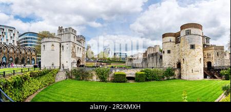 Londra, Inghilterra, Regno Unito - 15 maggio 2023: Ampia vista panoramica delle famose e storiche Torri di Londra di giorno Foto Stock