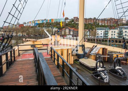 Vista del ponte che si affaccia verso prua e sull’asse delle SS Gran Bretagna restaurate di Brunel a Bristol Docks, Bristol, Avon, Regno Unito Foto Stock