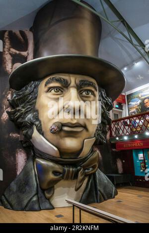 La gigantesca replica in fibra di vetro della testa di Brunel in quanto Brunel Exhibition, parte del Museo delle navi SS in Gran Bretagna a Bristol Docks, Bristol, Avon, Regno Unito Foto Stock