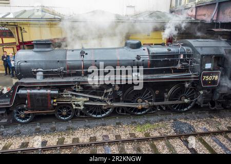 Restaurata locomotiva a vapore 75078 sulla ferrovia di Keighley & Worth Valley alla stazione di Keighley nel West Yorkshire, Inghilterra, Regno Unito Foto Stock