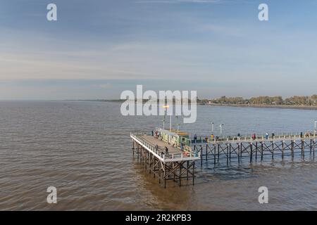 Buenos Aires, Argentina - 16th maggio 2023: Pescatori su un molo nel Rio de la Plata sul lungomare di Quilmes. Foto Stock