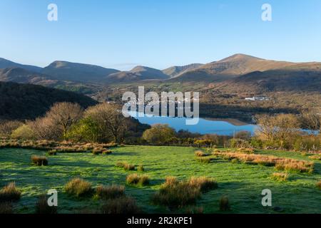 Llyn Padarn e Llanberis da una collina nel parco nazionale di Snowdonia, Galles del Nord. Una bella primavera mattina in montagna. Foto Stock