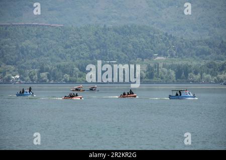 Srinagar, India. 20th maggio, 2023. I soldati paramilitari indiani pattugliano il lago dal in vista del vertice del G20 a Srinagar. In vista del Summit G20, Kashmir è sotto una fitta rete di sicurezza e la sicurezza a tre livelli è stata impostata intorno a SKICC e ad altre sedi. Dal 22 al 24 maggio, Srinagar ospiterà un incontro del G20 sul turismo nell'ambito del G20 Summit 2023. Credit: SOPA Images Limited/Alamy Live News Foto Stock