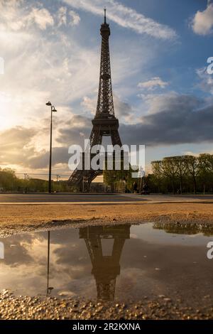 Bella vista della Tour Eiffel isolato riflesso in una pozza al tramonto, Parigi, Francia Foto Stock