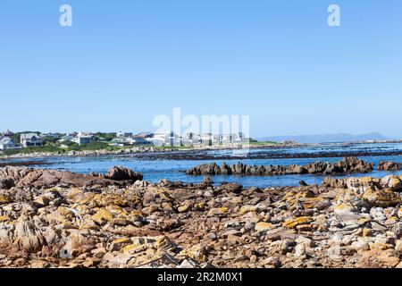 Panoramica costa rocciosa a Onrus, una popolare località turistica a Hermanus, Capo Occidentale, Sud Africa con vista sull'Oceano Atlantico Foto Stock