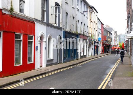 Edifici e persone che camminano a Cork, Irlanda. Foto Stock