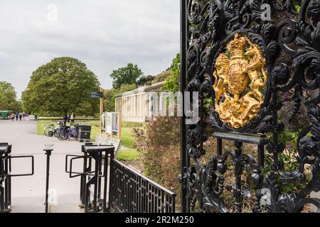 Il Leone e l'Unicorno sul Royal Coat of Arms sulla porta Elisabetta a Kew Gardens, Londra, Inghilterra, Regno Unito Foto Stock