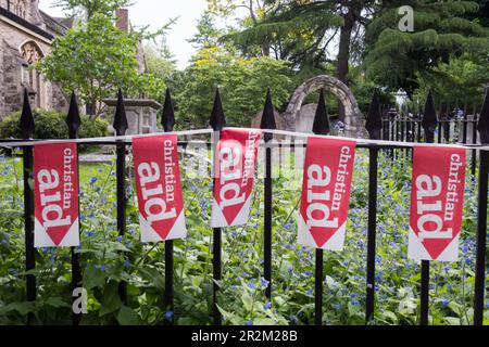 Christian Aid Week è qui a conigliarsi fuori dalla chiesa di St Mary the Virgin, Mortlake High Street, Mortlake, Londra, SW14, Inghilterra, Regno Unito Foto Stock