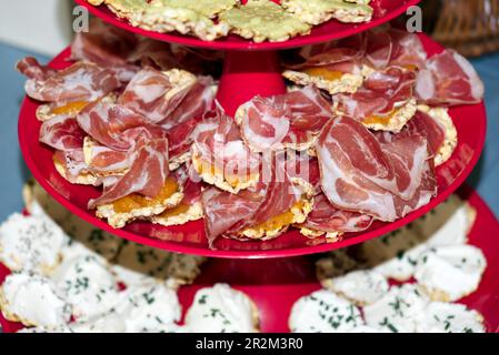 vassoio rosso con antipasti per l'aperitivo Foto Stock