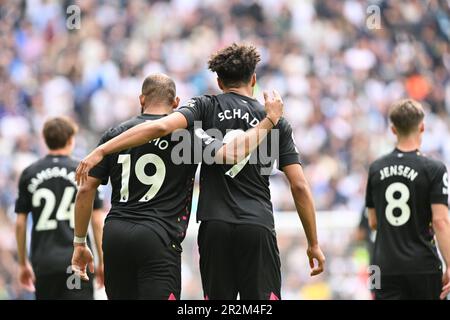 Bryan Mbeumo del Brentford FC segnando l'equalizzatore di Brentford durante l'incontro della Premier League tra Tottenham Hotspur e Brentford allo stadio Tottenham Hotspur di Londra, Inghilterra, il 20 maggio 2023. Foto di Phil Hutchinson. Solo per uso editoriale, licenza richiesta per uso commerciale. Non è utilizzabile nelle scommesse, nei giochi o nelle pubblicazioni di un singolo club/campionato/giocatore. Credit: UK Sports Pics Ltd/Alamy Live News Foto Stock