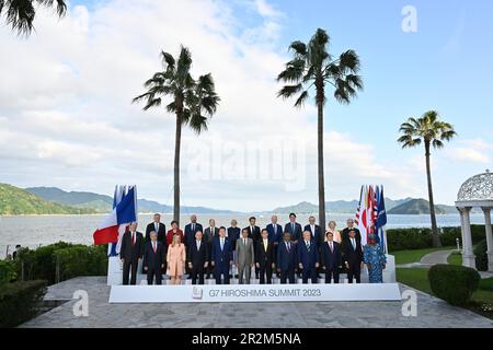 Hiroshima, Giappone. 20 maggio, 2023. I membri del Gruppo dei sette leader posano insieme alle nazioni ospiti per la foto ufficiale di famiglia il secondo giorno del Summit G7 al Grand Prince Hotel, 20 maggio 2023 a Hiroshima, Giappone. Dalla riga superiore sinistra: Il Segretario generale dell'OCSE Mathias Cormann, l'Amministratore Delegato del FMI Kristalina Georgieva, il Presidente del Consiglio europeo Charles Michel, il Cancelliere tedesco OLAF Scholz, il primo Ministro indiano Narendra modi, il Presidente francese Emmanuel Macron, Stati Uniti Il Presidente Joe Biden, il primo Ministro canadese Justin Trudeau, il primo Ministro australiano Anthony Albanes Foto Stock