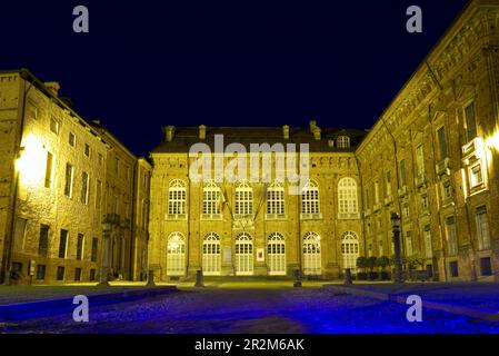 Aglie, Italia - 24 giugno 2022: Ingresso notturno al castello, residenza savoiarda Foto Stock