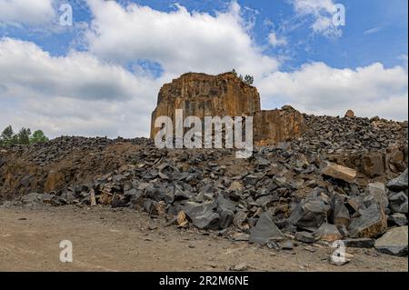 Formazione geologica di roccia basaltica. Cava di basalto. Cava di basalto colonnare in estate. Pietre vulcaniche. Foto Stock