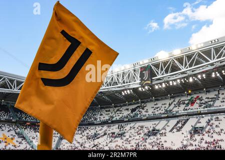 Torino, 3rd maggio 2023. Una bandiera d'angolo a marchio Juventus è vista in una vista generale dello stadio prima della partita di Serie A allo Stadio Allianz di Torino. L'immagine di credito dovrebbe essere: Jonathan Moskrop / Sportimage Foto Stock