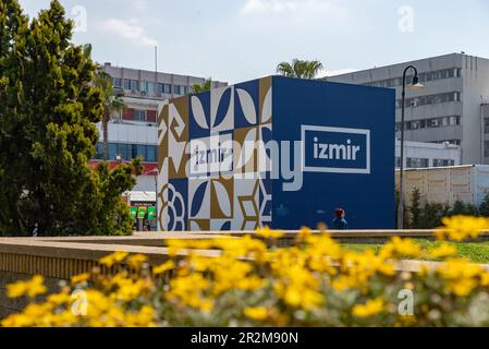 Un'immagine di una struttura che mostra un logo moderno di Smirne. Foto Stock