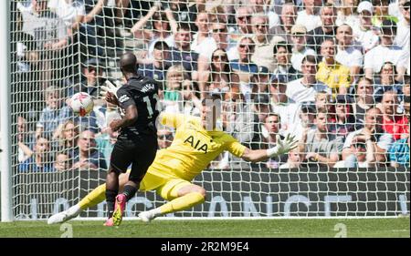 Londra, Regno Unito. 20th maggio, 2023. Yoane Wissa di Brentford segna il 3rd° gol delle sue squadre. Incontro della Premier League, Tottenham Hotspur contro Brentford allo stadio Tottenham Hotspur di Londra sabato 20th maggio 2023. Questa immagine può essere utilizzata solo per scopi editoriali. Solo per uso editoriale, foto di Sandra Mailer/Andrew Orchard SPORTS photography/Alamy Live news Credit: Andrew Orchard SPORTS photography/Alamy Live News Foto Stock