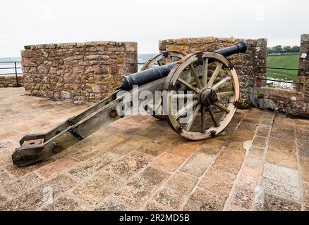 Cannone da trovare dopo aver scalato molti voli di scalini fino alla piattaforma più alta del Mont Orguel Castle, Jersey, Isole del canale. Foto Stock